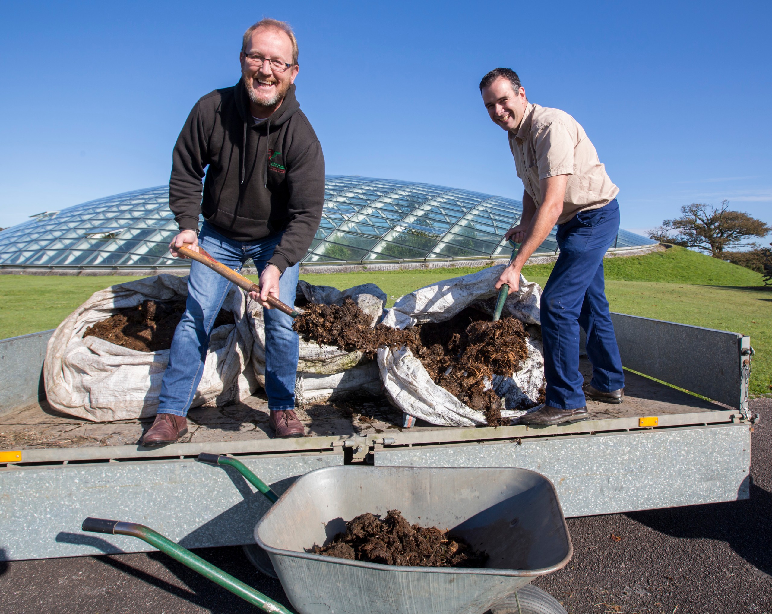 Keepers delivering rhino poo to botanic gardens